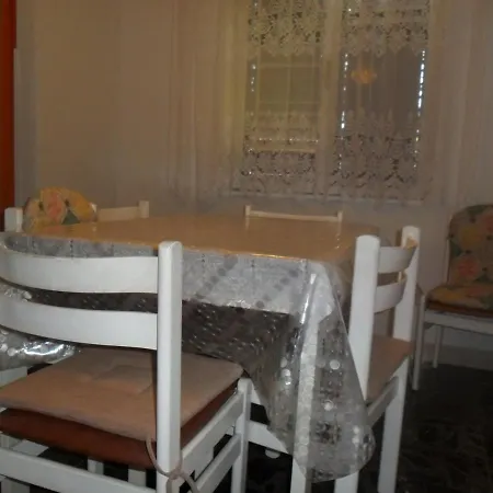 Robinson Apartment *